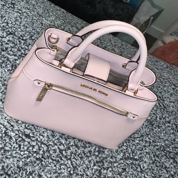 Beautiful Micheal Kors pink purse with matching wallet - Picture 3 of 6